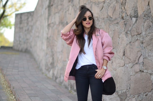 Look de Moda Capital con bomber rosa