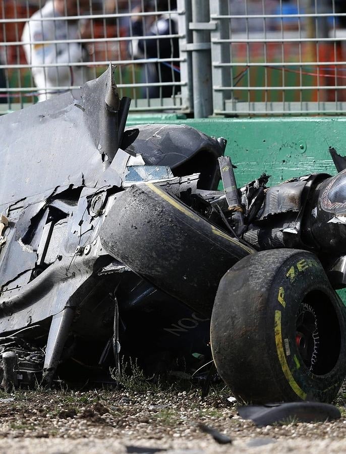 Restos del coche de Fernando Alonso tras su accidente en Australia