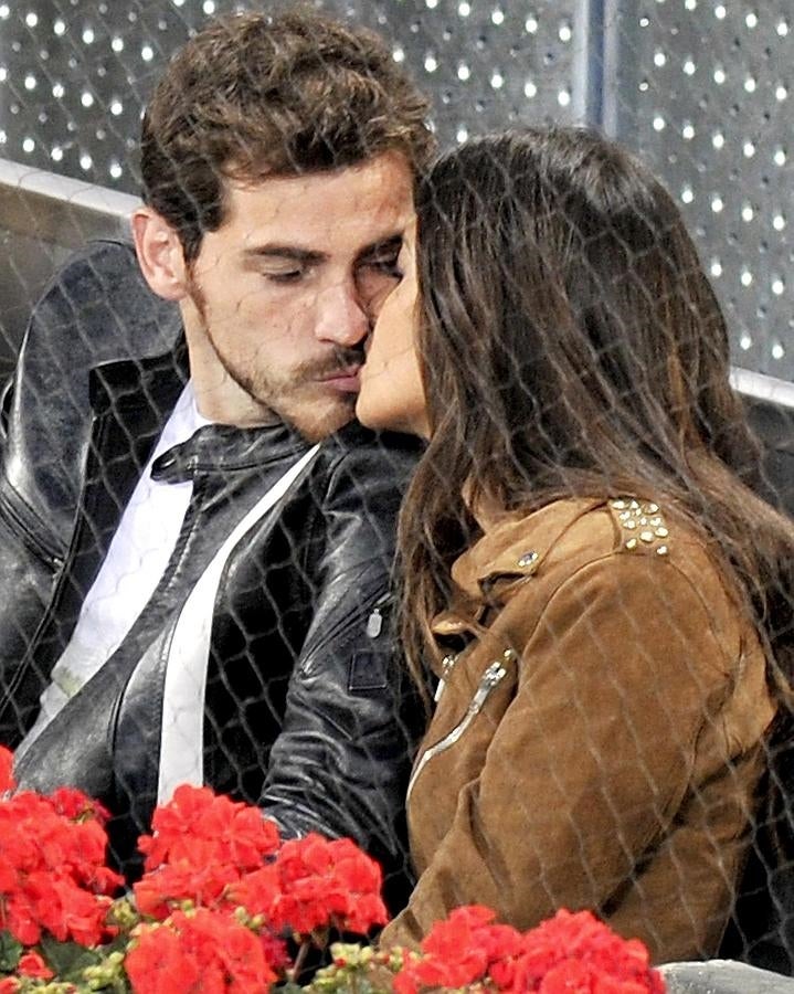 Iker Casillas y Sara Carbonero, besos en la Caja Mágica