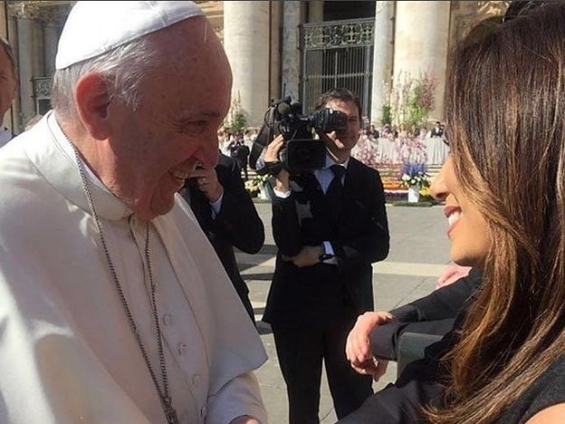 Eva Longoria saludando al Papa Francisco en Roma./instagram.