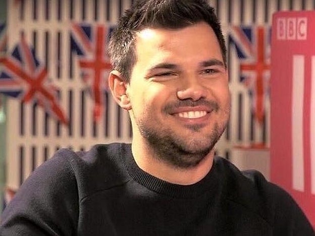 Taylor Lautner en el porbrama de la BBC que ha generado la oleada de comentarios en redes.