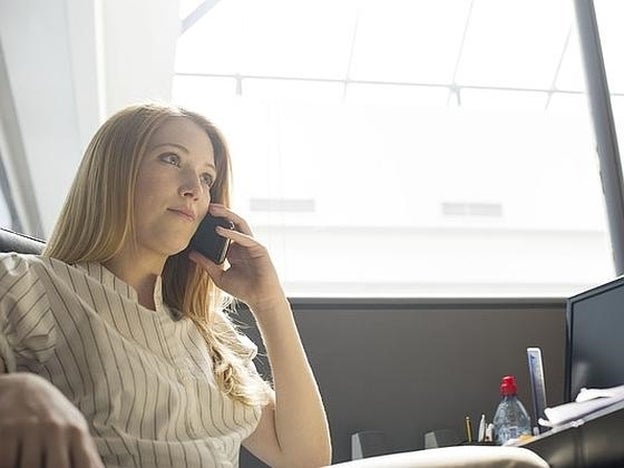 Una mujer empresaria, hablando por teléfono./GTRES