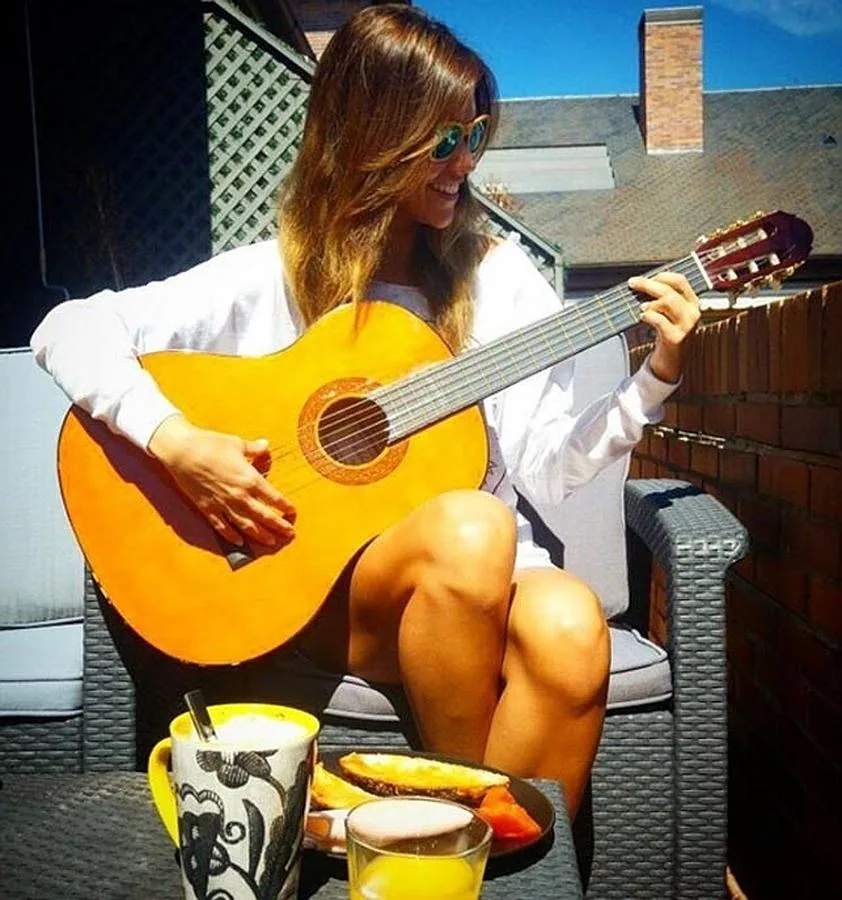 Lara Álvarez tocándole la guitarra al miércoles