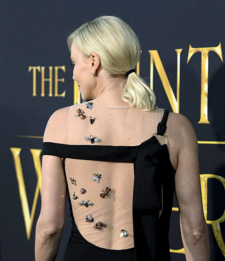 Detalle de la espalda de Charlize Theron