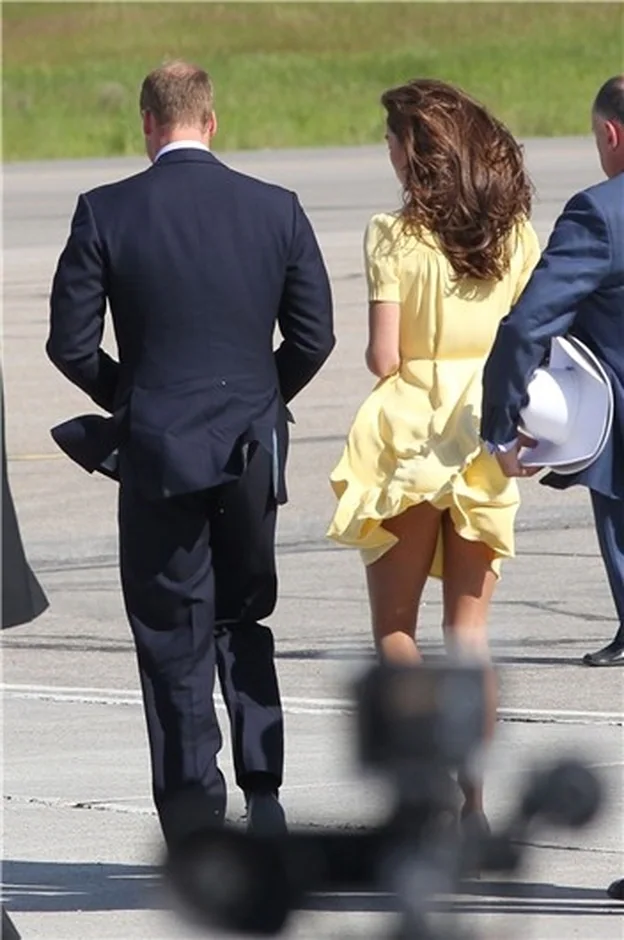Kate Middleton enseñó la ropa interior en Canadá con un vestido amarillo muy similar. Era 2011...