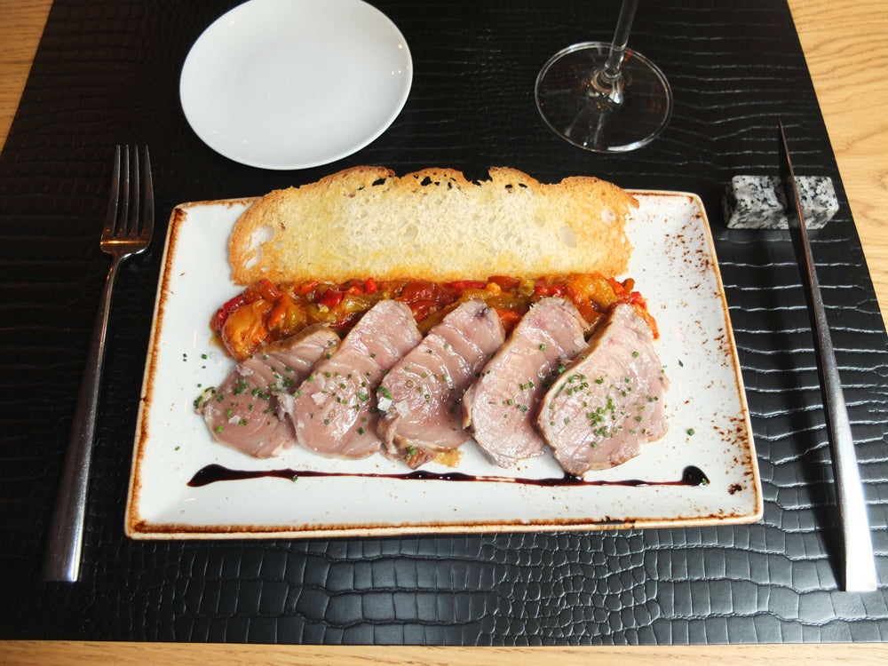 Receta de morrillo de atún rojo ahumado con asadillo de pimientos