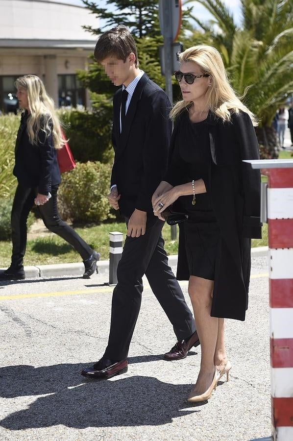 Patricia Rato con su hijo Juan en el funeral de su madre