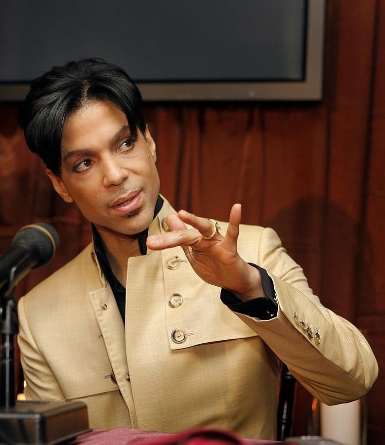 Prince, con uno de sus estilismos más elegante