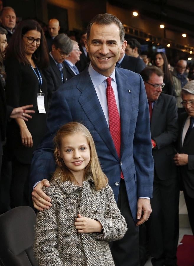 El rey Felipe y la Princesa de Asturias posan a su llegada al palco del Vicente Calderón