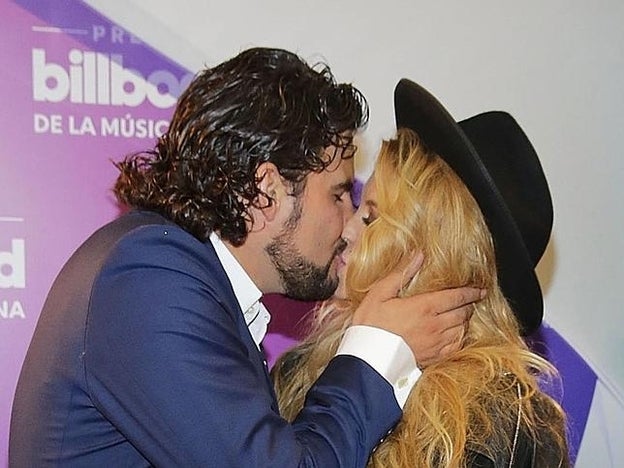 Los besos de Paulina Rubio y Gerardo Bazúa en su primer 'photocall' tras ser papás.