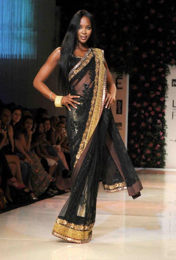 Naomi Campell desfilando para Fashion for Relief en India en el 2009