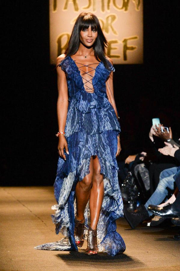 Naomi Campbell desfilando para Fashion for Relief en Nueva York en 2015