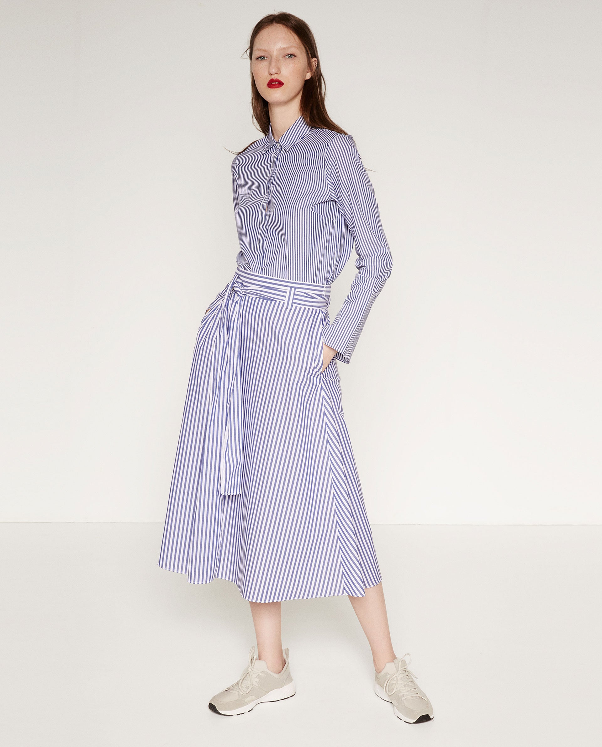 Zara reinventa la camisa oxford: falda midi