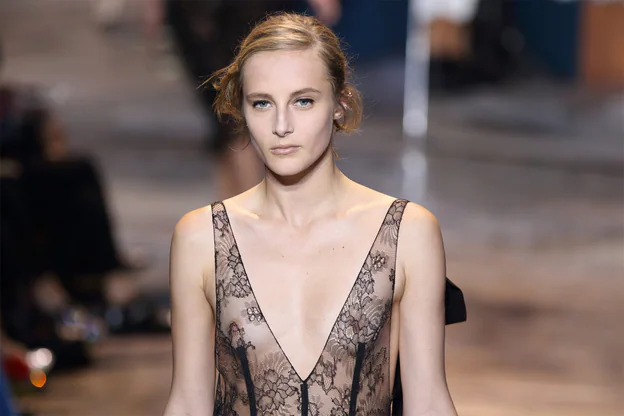 El desfile de Dior en la Semana de la Moda de París en el que vimos las tendencias de la primavera/verano 2016 y sus propuestas de maquillaje y peinados./Cordon Press