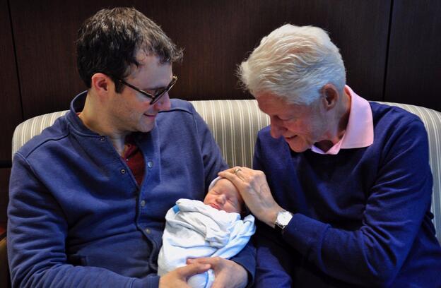 Bill Clinton posa junto a su nieto y su yerno, Marc Mezvinsky./twitter.