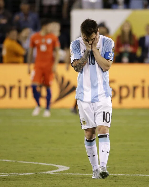 Leo Messi se lamenta tras fallar el primer penalty en la final de la Copa América que acabó ganando Chile./gtres.