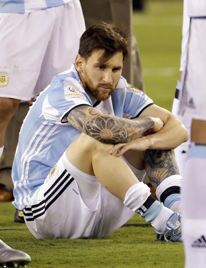 Leo Messi mira al infinito tras falla el penalty en la final de la Copa América