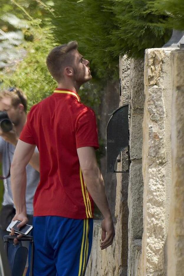 David de Gea instantes antes de entrar en su casa al regresar de la Eurocopa./gtres.