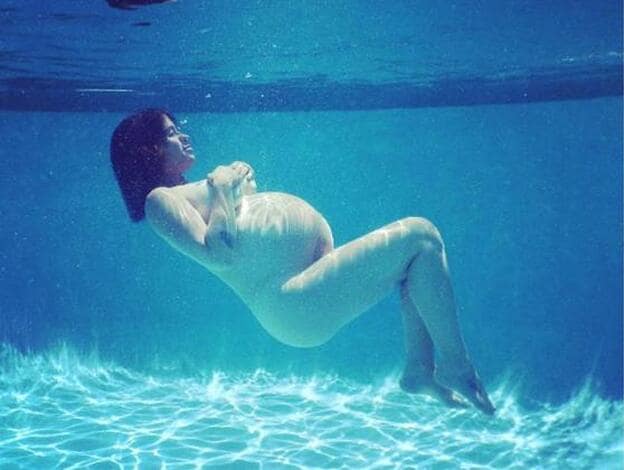 Alanis Morissette posa embarazada y desnuda en el fondo de una piscina./instagram.