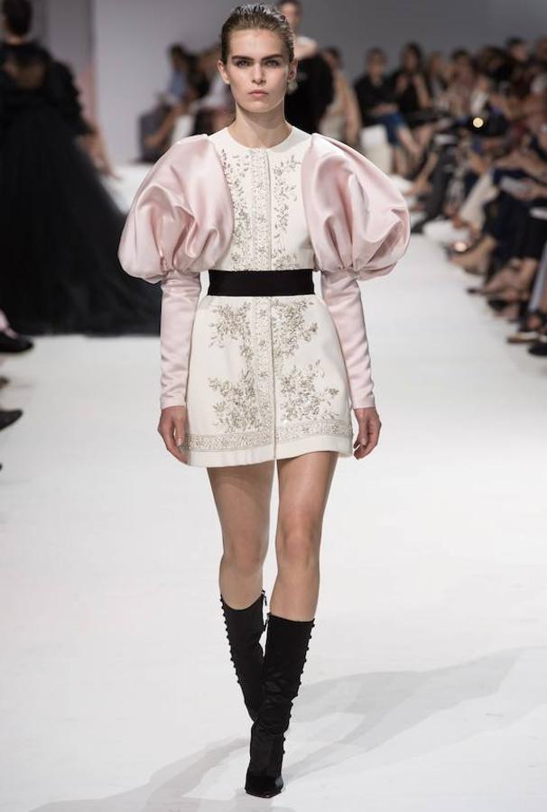 Minivestido con mangas rosas de Alta Costura, de Giambattista Valli