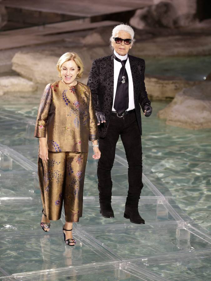 Silvia Fendi y Karl Lagerfeld al finalizar el desfile