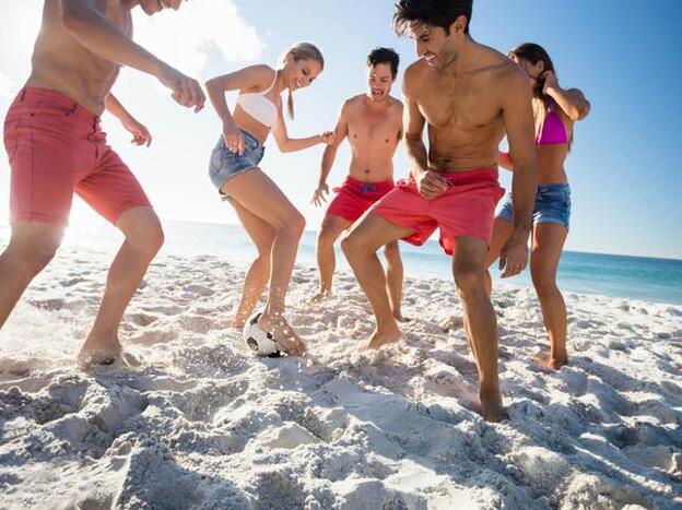 Fútbol playa, uno de los deportes que puedes practicar si estás en la playa./Fotolia