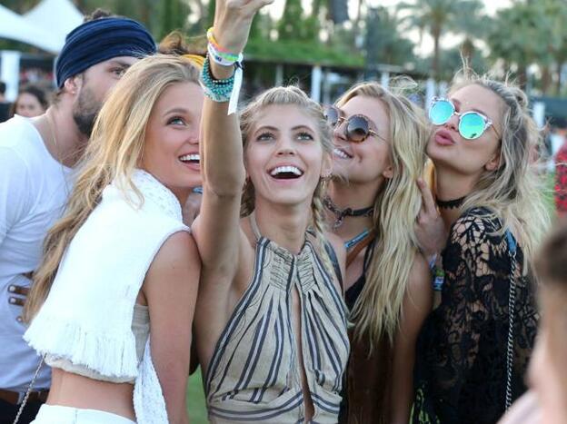 Un grupo de jóvenes haciéndose un selfie en el Festival de Coachella./Gtres