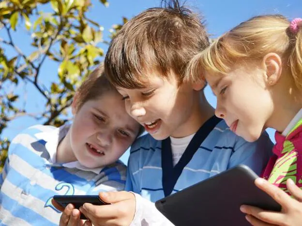 Desde muy pequeños los niños sienten atracción por los móviles y tabletas. Es responsabilidad de los padres enseñarles un buen uso de las tecnologías./fOTOLIA