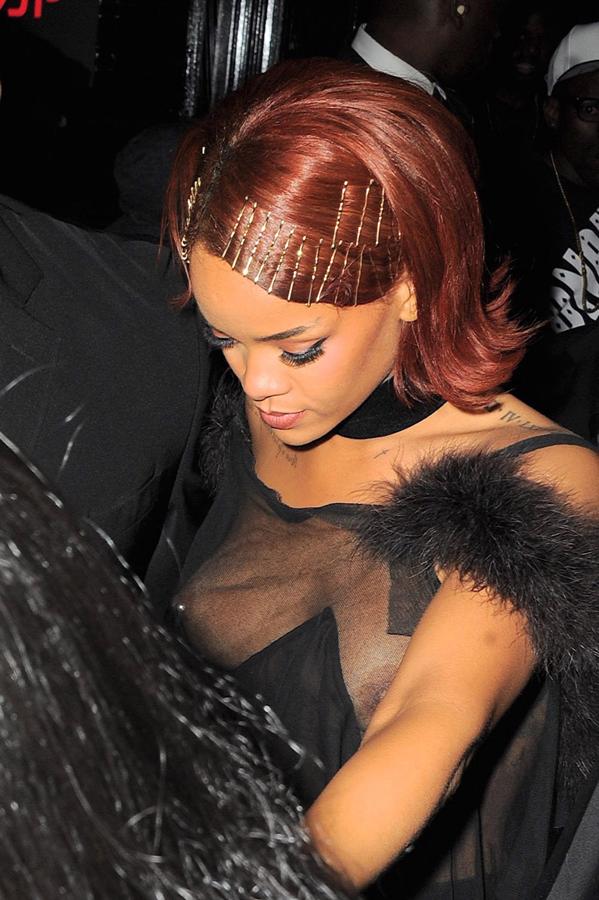 Los peinados con horquillas de las famosas: Rihanna