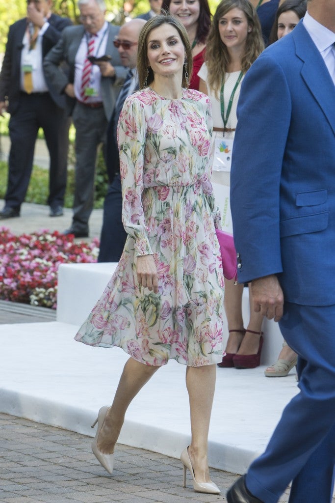 Los vestidos agotados por las famosas: Reina Letizia