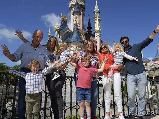 De izda. a dcha.: el abuelo Carlos con su nieto Carlos, Carla con su hijo Santi, Pedrito con Caritina, miniCari con su abuela Cari, y Antonio Matos./Corazón