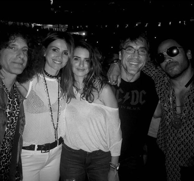 El guitarrista Craig Ross, los actores Goya Toledo, Penélope Cruz y Javier Bardem con el cantante Lenny Kravitz./Instagram