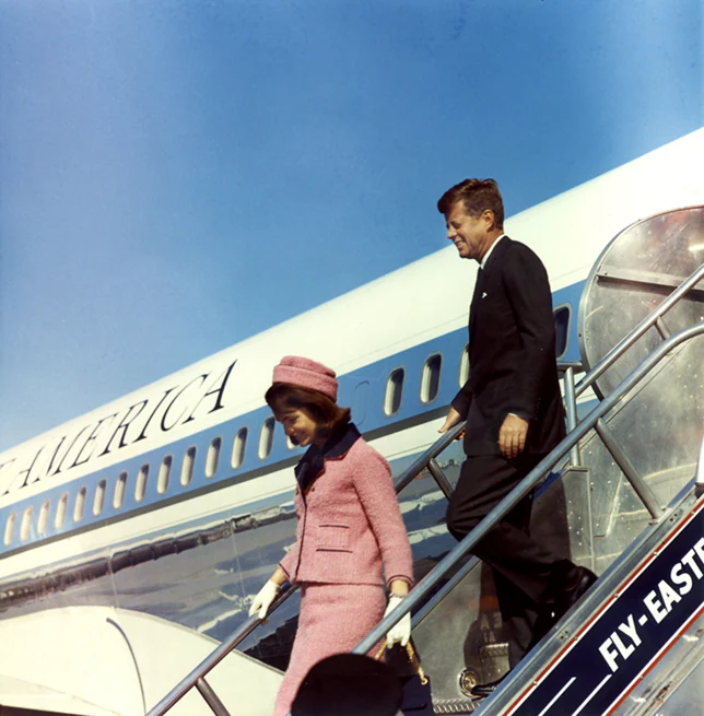 Jackie Kennedy y JFK llegando al aeropuerto de Dallas