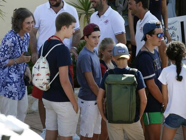 Doña Sofía con sus ocho nietos en la escuela de vela de Mallorca./efe