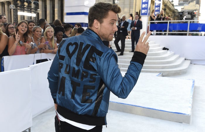 El look de Lance Bass en los MTV VMA 2016