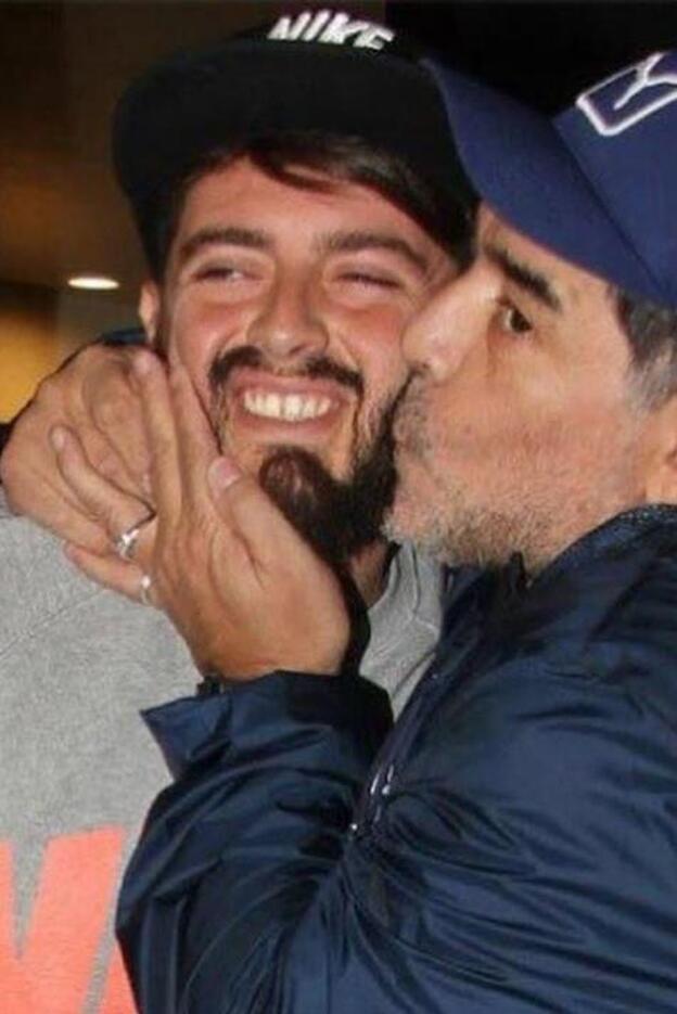 Diego Maradona besa a su hijo, al que acaba de reconocer tras 29 años negándole./twitter.