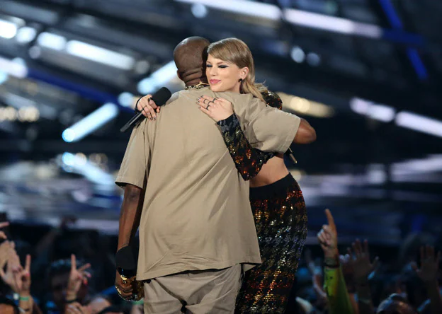 Taylor Swift y Kanye West se funden en un abrazo sobre el escenario de los MTV VMA 2015.