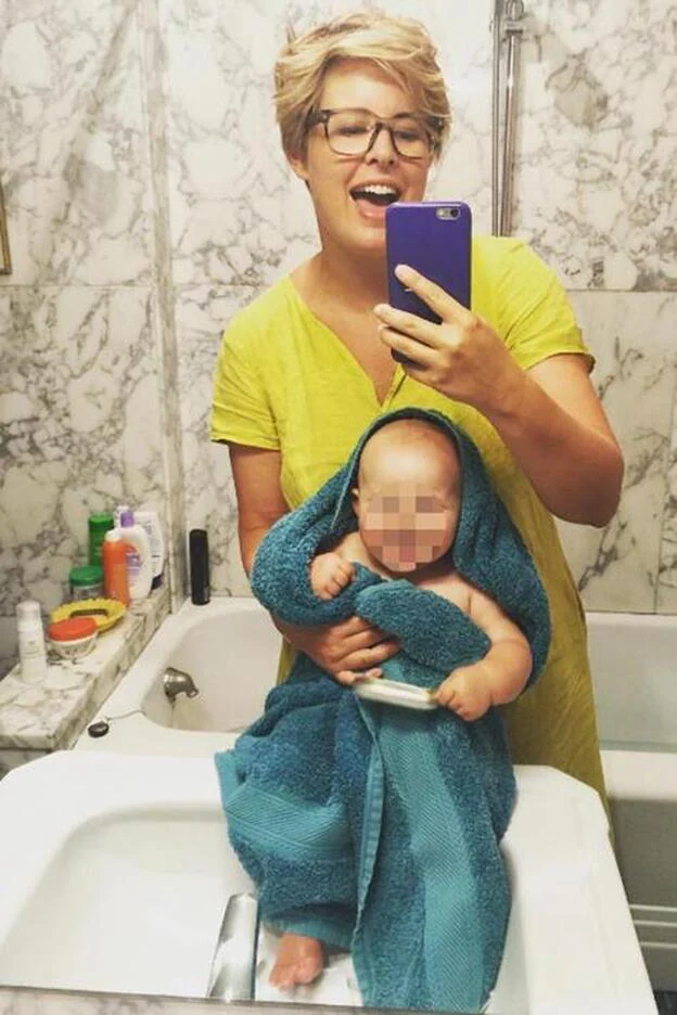 Tania Llasera, en una de las muchas fotos que cuelga en las redes junto a su hijo./instagram.