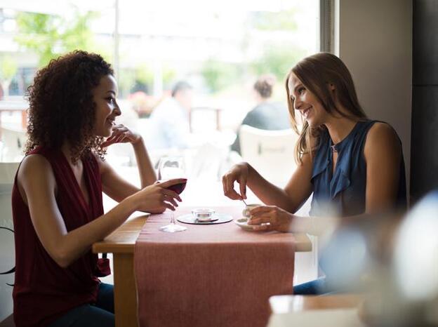 Amigas hablando en una cafetería/Fotolia