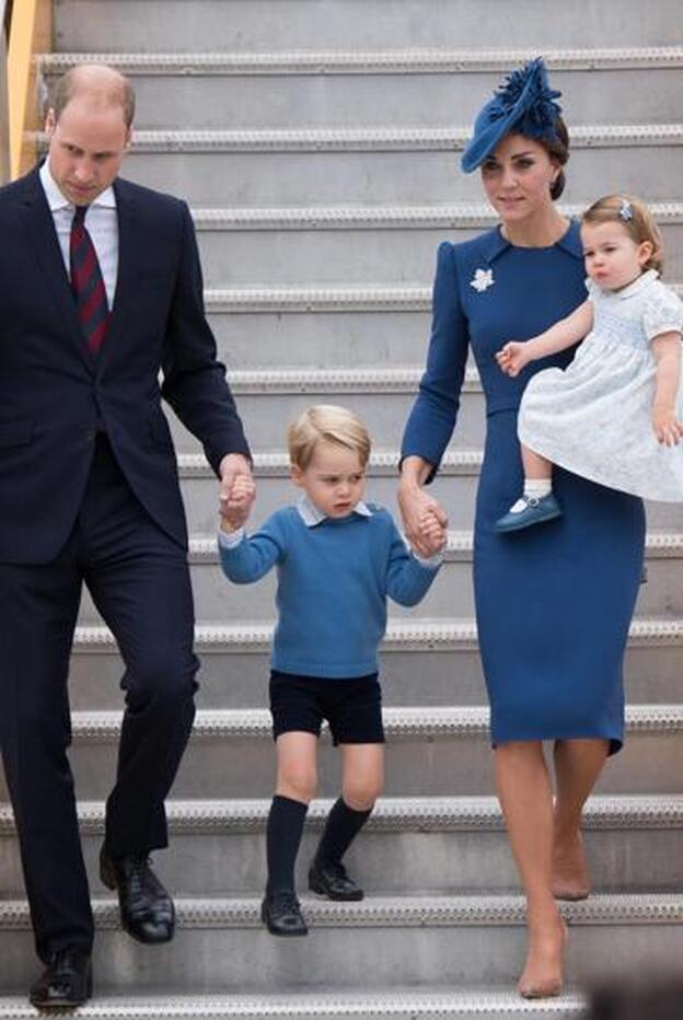 Los Duques de Cambridge y sus hijos a su llegada a Victoria, capital de la Columbia Británica (Canadá).