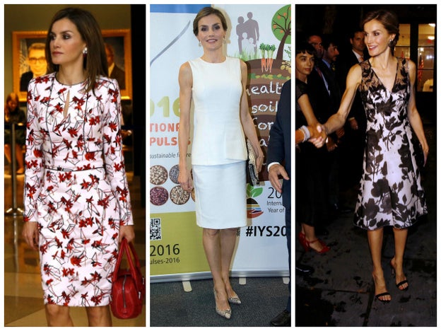 De izq. a dcha.: La Reina con vestido estampado de Carolina Herrera, conjunto de Hugo Boss y vestido, de nuevo, de CH.