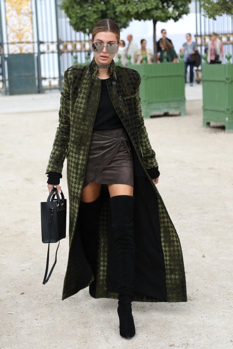 Hailey Baldwin en el desfile de Dior en la Semana de la Moda de París