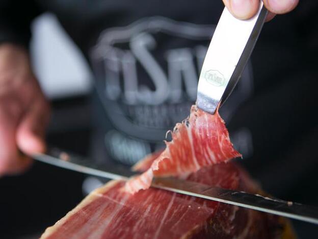 Cómo cortar un jamón de bellota ibérico.