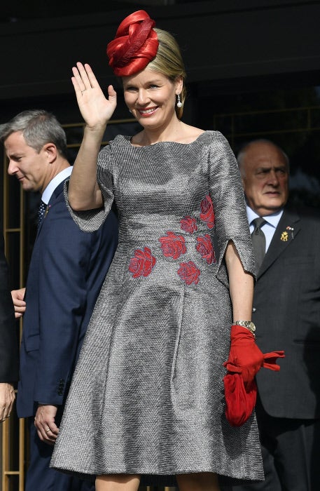 Los detalles en rojo del look de Matilde de Bélgica