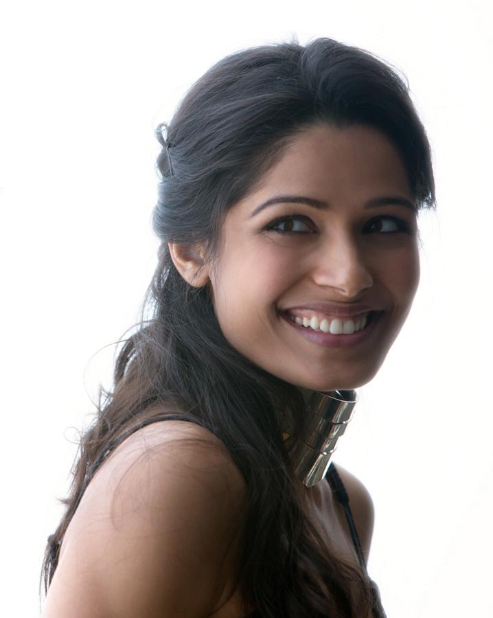 Freida Pinto o la belleza natural de India