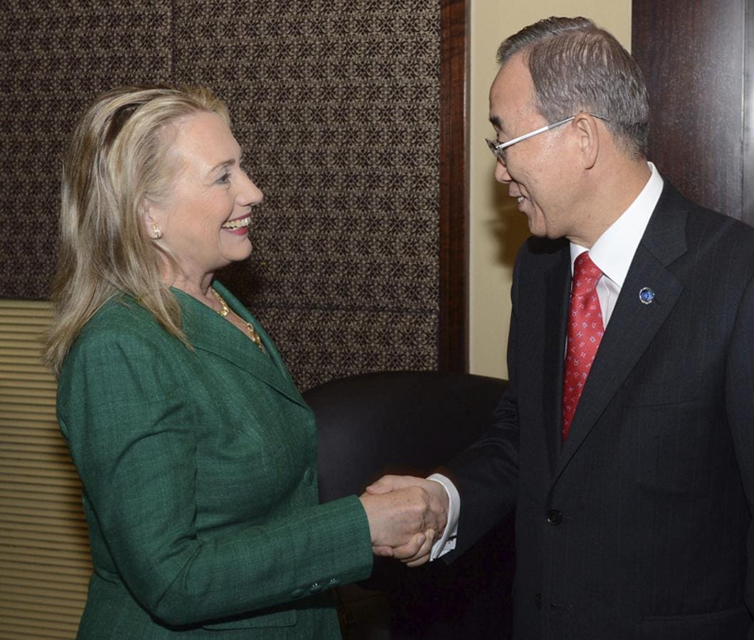 Hillary Clinton junto al Secretario General de las Naciones Unidas, Ban Ki Moon