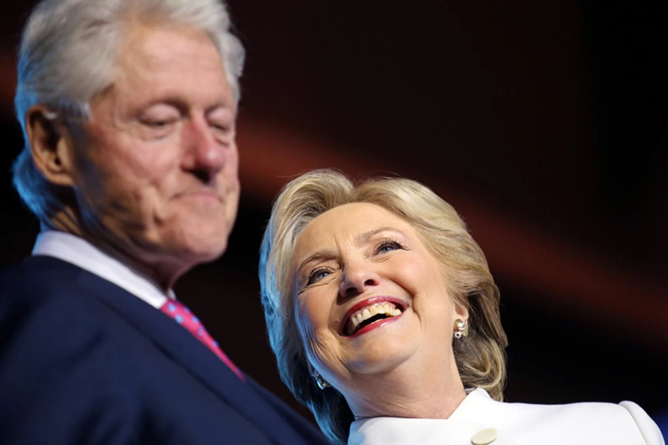 Bill Clinton y Hillary Clinton, tras el último debate presidencial contra Donald Trump