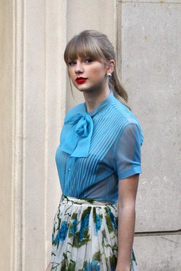 Taylor Swift con blusa con lazo./gtres
