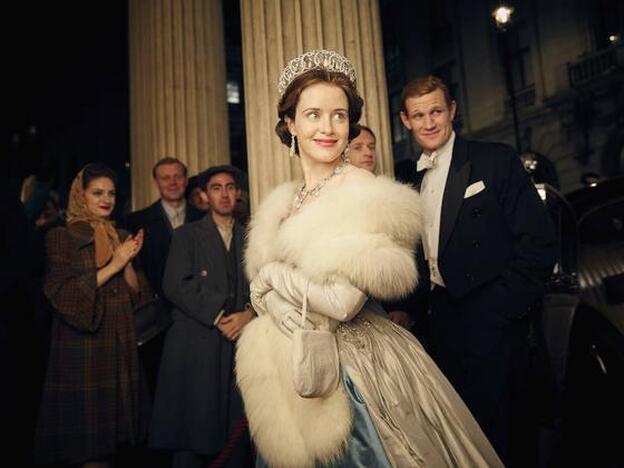 Claire Foy y Matt Smith, en una de las escenas de 'The Crown'./NETFLIX