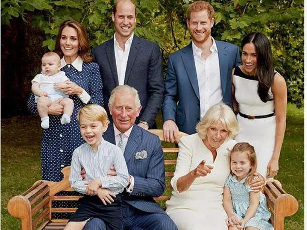 Nada queda de la paz y amor familiar de este retrato de familia con el que se celebró el 70 cumpleaños del Príncipe Carlos de Inglaterra.